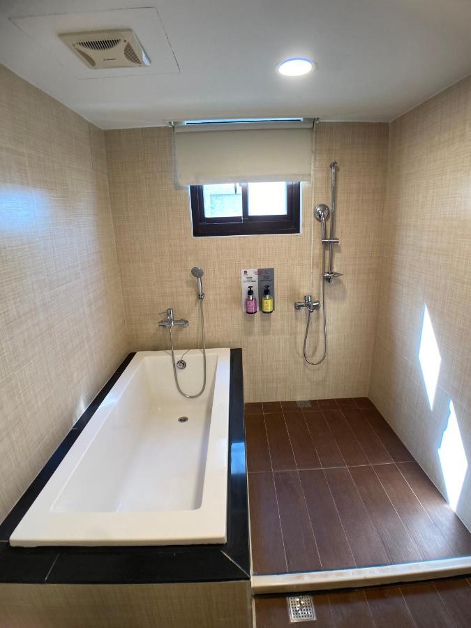 Bonjour Hotel Taichung Bagian luar foto