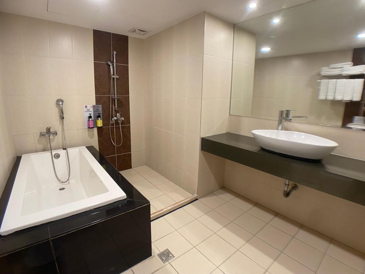Bonjour Hotel Taichung Bagian luar foto