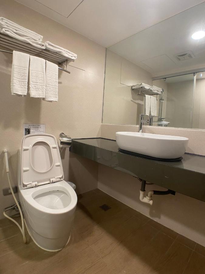 Bonjour Hotel Taichung Bagian luar foto