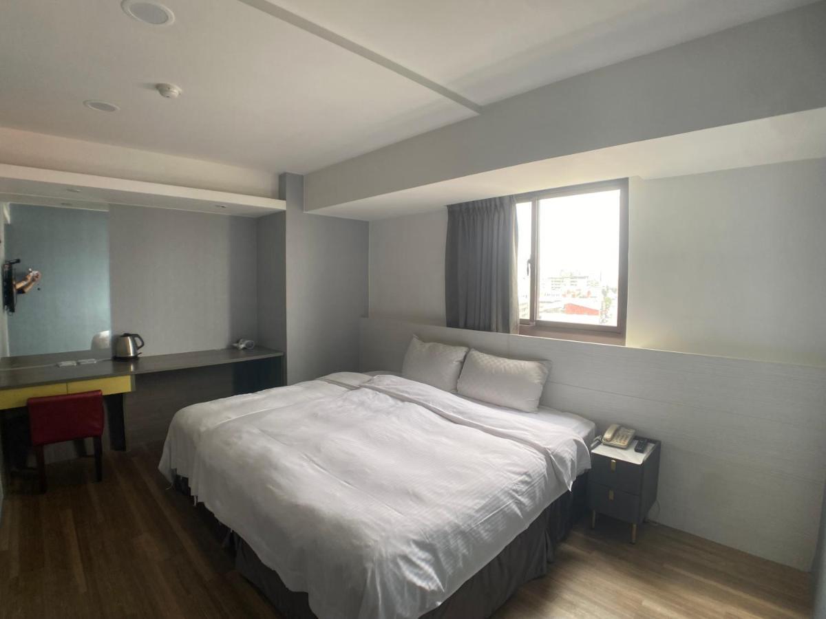 Bonjour Hotel Taichung Bagian luar foto