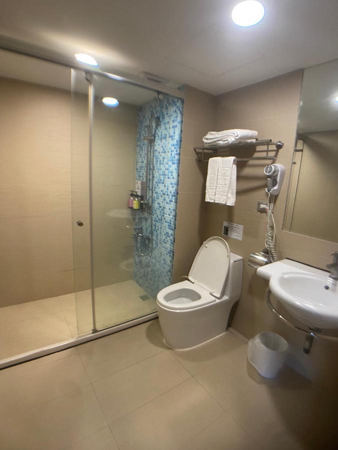 Bonjour Hotel Taichung Bagian luar foto