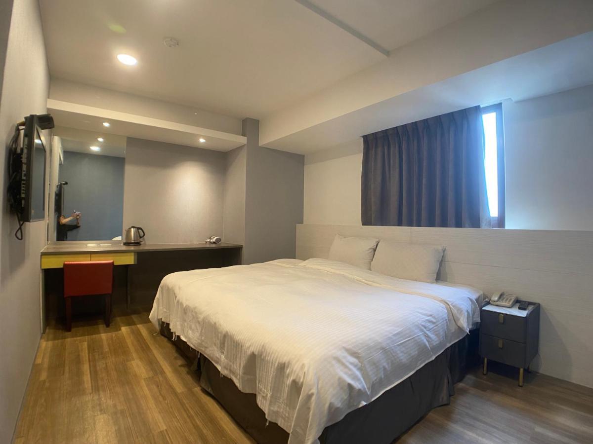 Bonjour Hotel Taichung Bagian luar foto