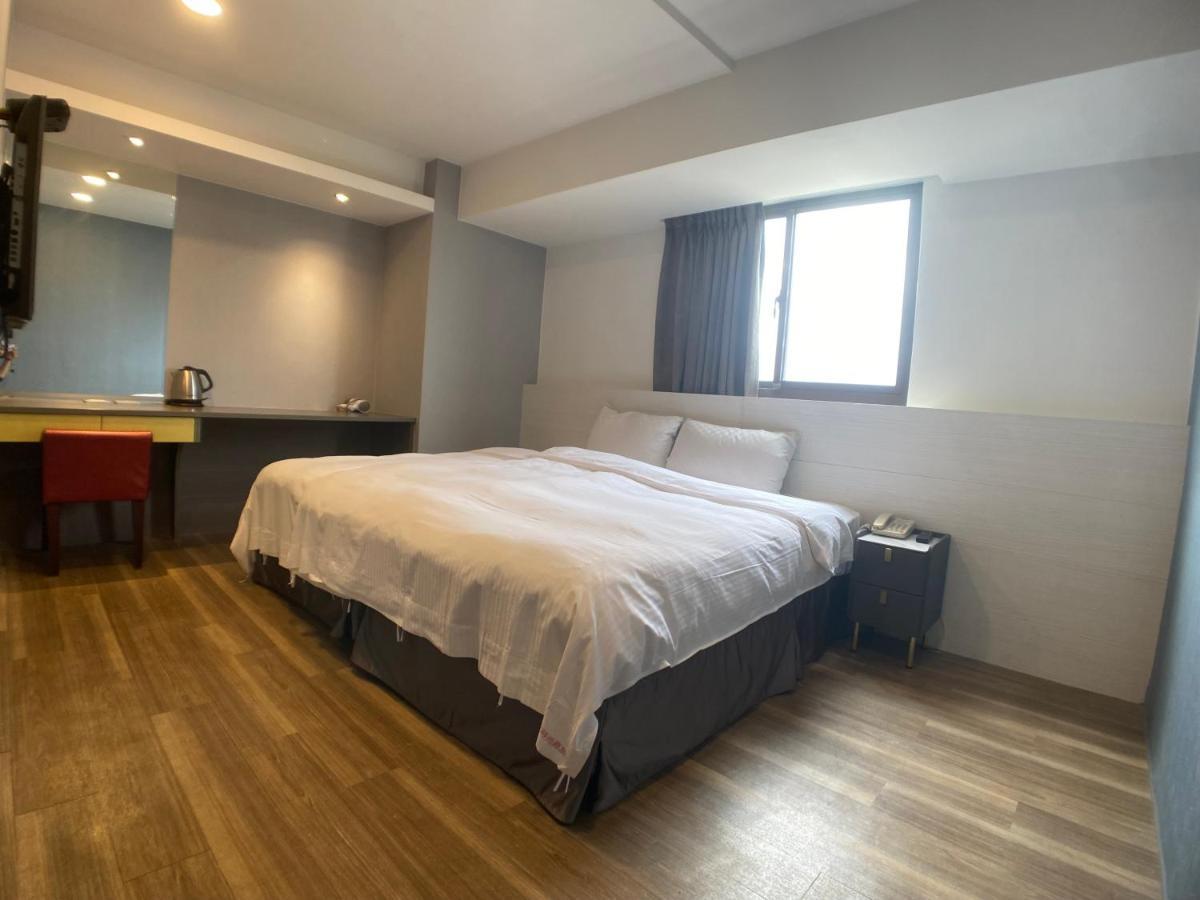 Bonjour Hotel Taichung Bagian luar foto