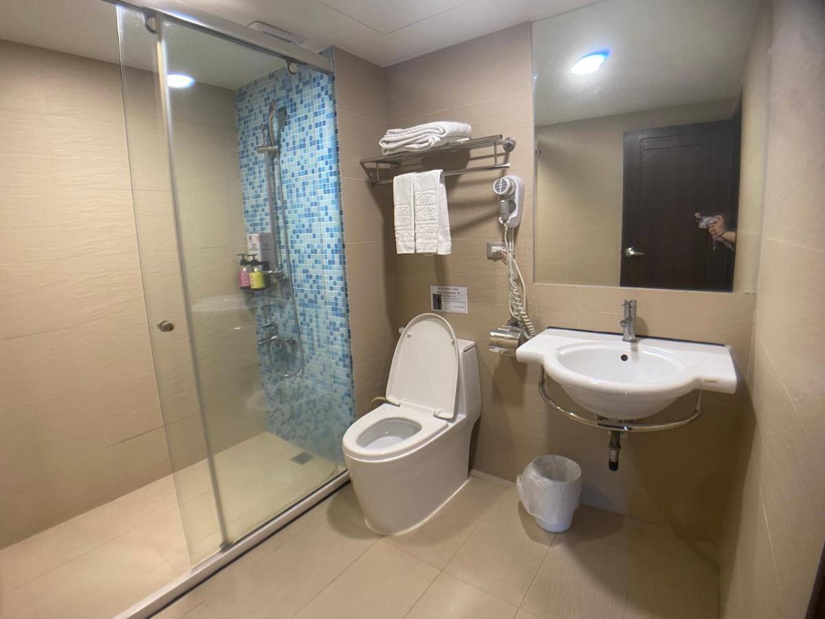 Bonjour Hotel Taichung Bagian luar foto