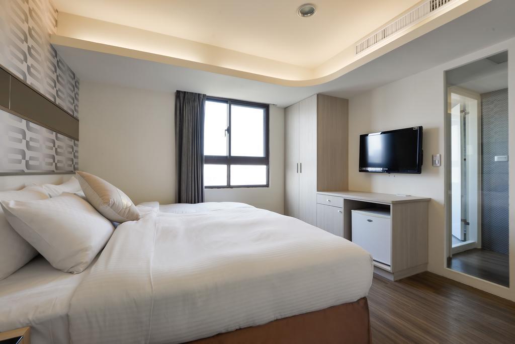 Bonjour Hotel Taichung Bagian luar foto