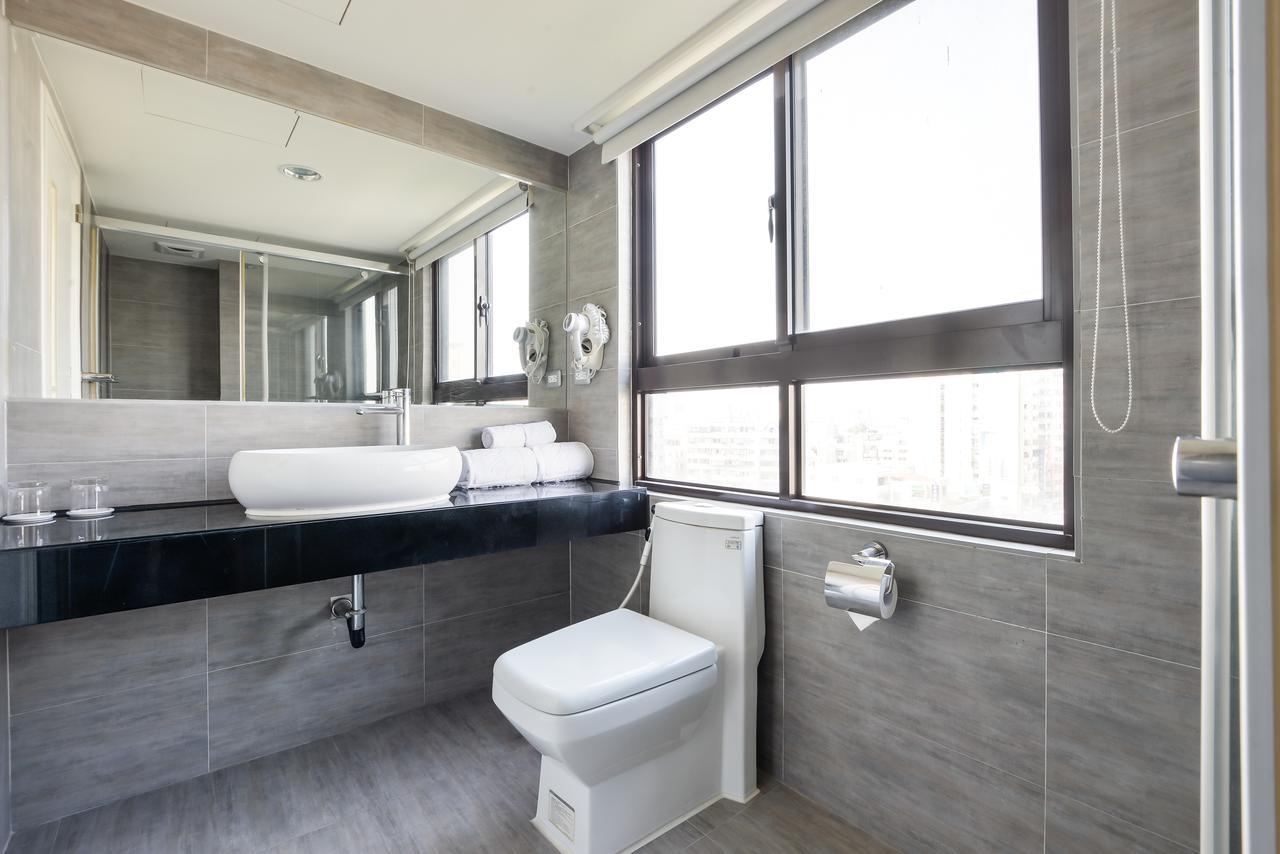 Bonjour Hotel Taichung Bagian luar foto
